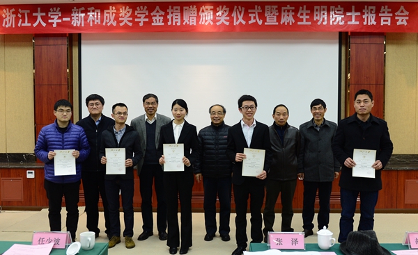 双方领导为获奖学生颁奖.jpg