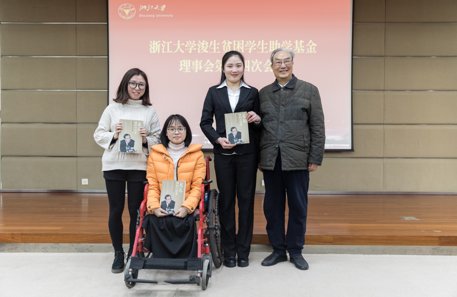 张浚生名誉理事长为受助学生代表赠送《亲历回归与合并》.JPG