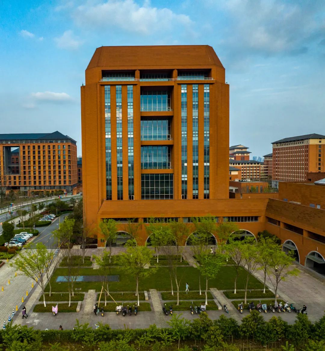 管理学院大楼.jpg